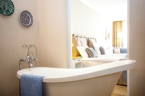 Bathtub dan shower terpisah, pengering rambut, sandal, dan sabun