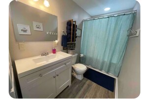 Doccia, vasca idromassaggio, asciugacapelli, asciugamani