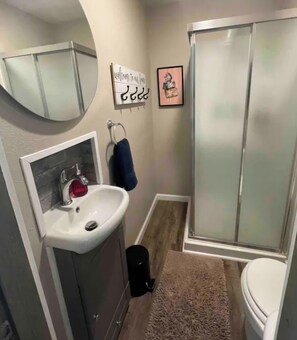 Doccia, vasca idromassaggio, asciugacapelli, asciugamani