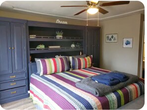 3 quartos, escrivaninha, ferros/tábuas de passar roupa