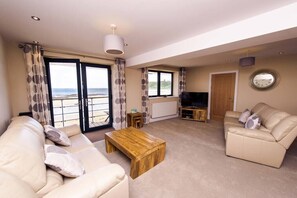 Living area - 3 Bedroom Superior With Spa Bath (Scarborough)