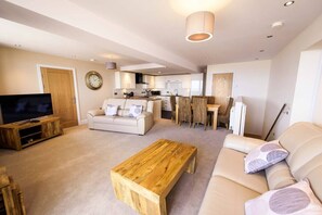 Living area - 3 Bedroom Superior With Spa Bath (Scarborough)