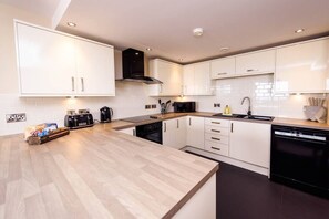 Private kitchen - 3 Bedroom Superior With Spa Bath (Scarborough)