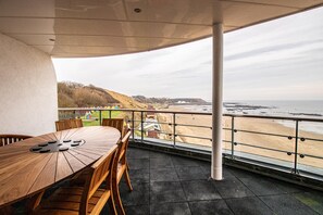 Outdoor dining - 2-Bedroom Sea View Penthouse by The Beach (Scarborough)