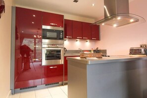 Private kitchen - 1-Bedroom Non-Sea View Free Beach Hut Apartment + Free Electric Car Charging (Scarborough)