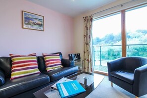 Living area - 1-Bedroom Non-Sea View Free Beach Hut Apartment + Free Electric Car Charging (Scarborough)