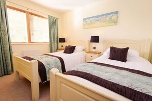 2 bedrooms - 2-Bedroom Non-Sea View Free Beach Hut Apartment + Free Electric Car Charging (Scarborough)