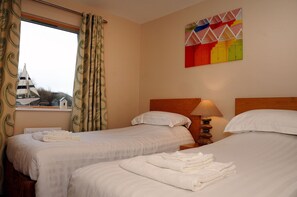 3 bedrooms - 3-Bedroom Non-Sea View Free Beach Hut Apartment + Free Electric Car Charging (Scarborough)