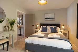 4 bedrooms - 4 Bedroom Maisonette Superior Apartment (Scarborough)