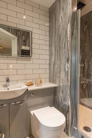 Bathroom - 3 Bedroom Maisonette Sea View Apartment (Scarborough)