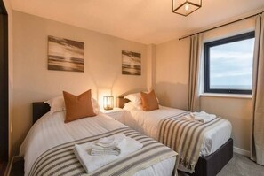 3 bedrooms - 3 Bedroom Maisonette Sea View Apartment (Scarborough)