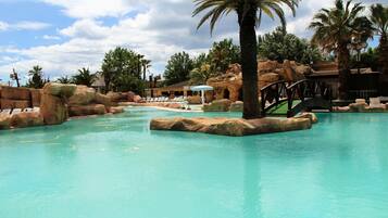 Een buitenzwembad en een verwarmd zwembad