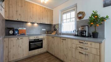 Een koelkast, een magnetron, een oven, een kookplaat