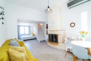 Interior - Loft two bedroom villa with panoramic sea views and Sunrise. (Θήρα)