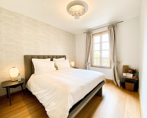 Comfort Double Room | Premium bedding, down duvets, Select Comfort beds - Petit Monlot (Saint-Hippolyte)
