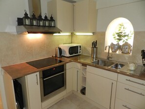 Een koelkast, een magnetron, een oven, een vaatwasser