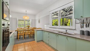 Oven, coffee/tea maker - Chinese Whispers - Wandiligong (Wandiligong)