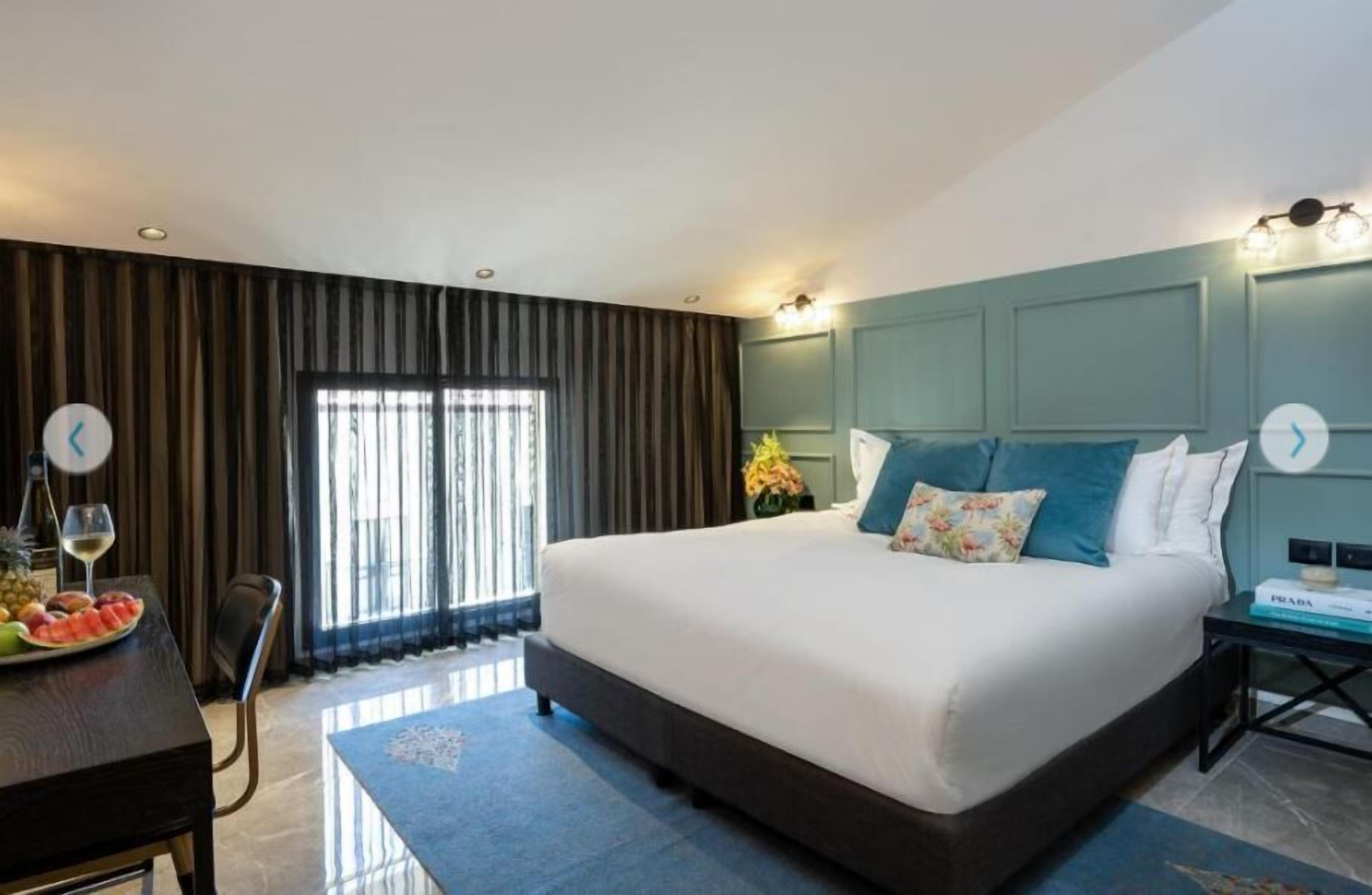 Minibar, wifi gratis, decoración personalizada y muebles diferentes 