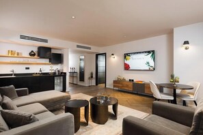 Presidential Suite | บริเวณนั่งเล่น | สมาร์ททีวี 42 นิ้ว พร้อมช่องดิจิตอล, ทีวี