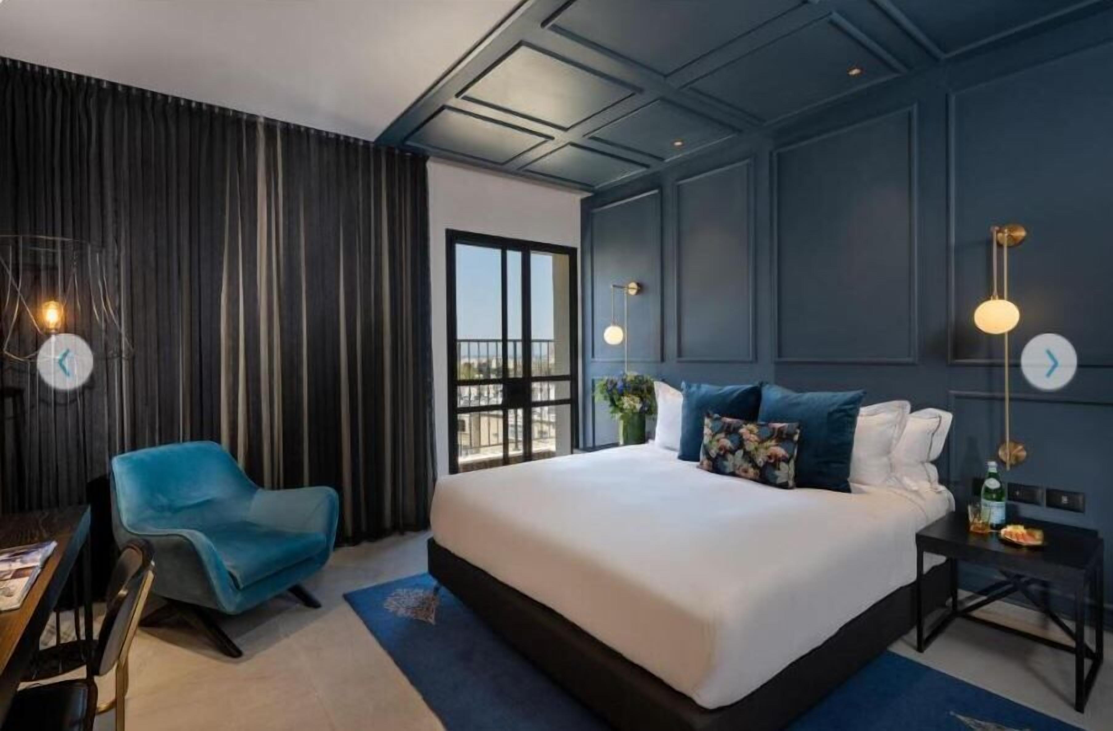 Minibar, wifi gratis, decoración personalizada y muebles diferentes 