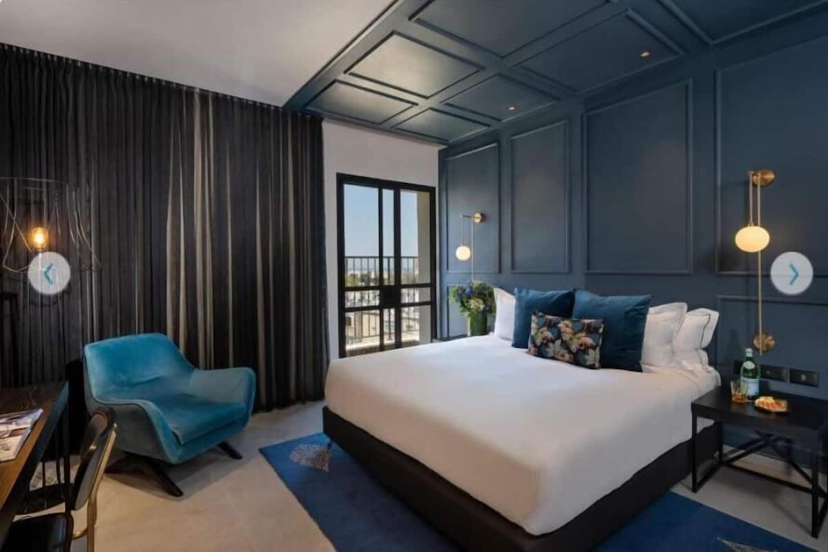 Minibar, wifi gratis, decoración personalizada y muebles diferentes 