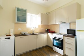 ثلاجة، ميكروويف، غسالة أطباق، ماكينة لصنع القهوة/الشاي