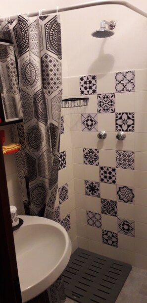 Douche, sèche-cheveux, bidet, serviettes fournies