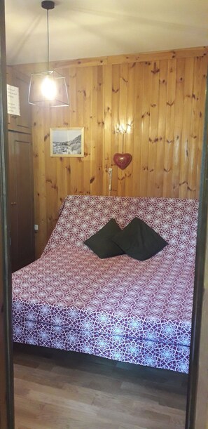 1 makuuhuone, vauvan matkasänky
