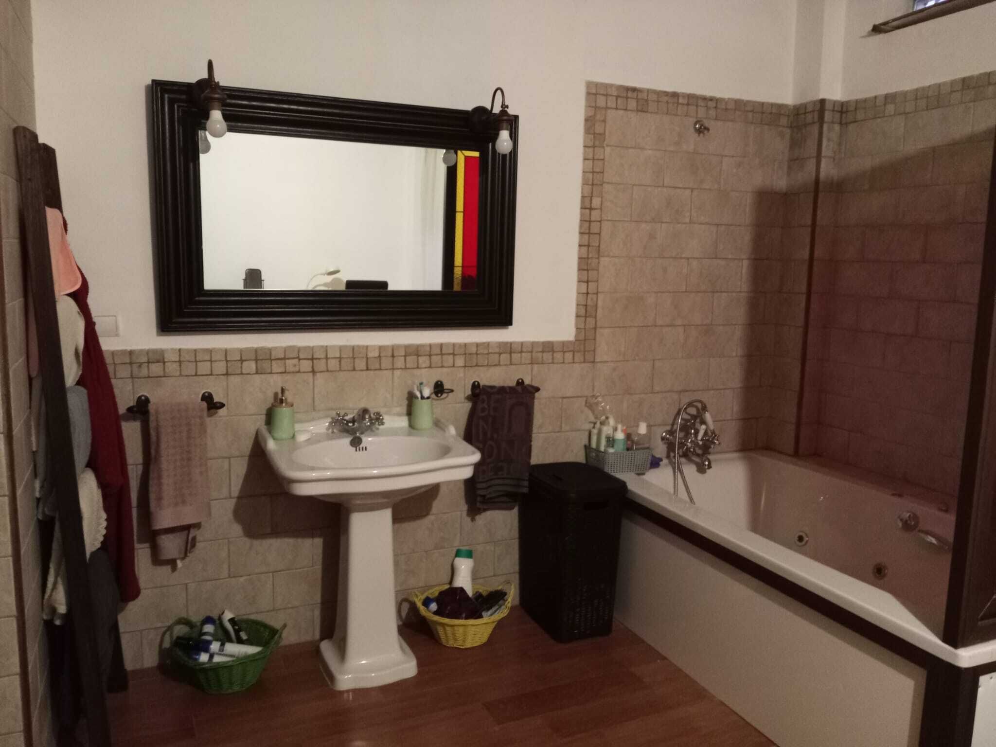 Ducha y bañera combinadas, bidé, toallas y jabón