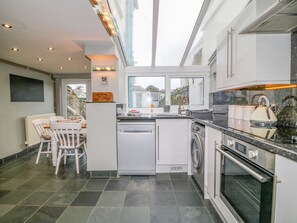 Cottage | Private kitchen | Fridge, dishwasher, electric kettle, toaster - 6 Milton Place (Bideford)