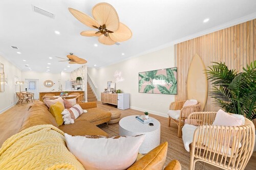 Luxury Villa, 2.5 Blocks from the Beach, Hot Tub, Outdoor Oasis, Mini Putt, Arcade games and so much more.