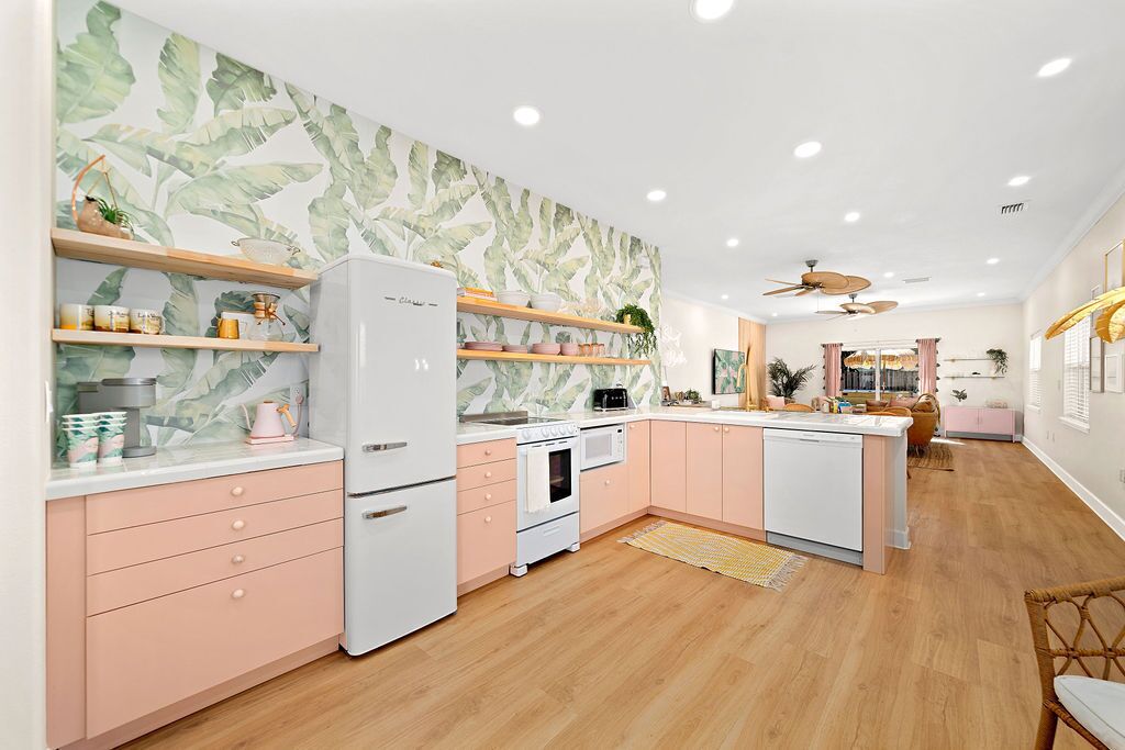 Luxury Villa, 2.5 Blocks from the Beach with Hot Tub, Fire Pit and Outdoor Oasis