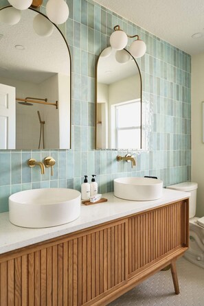 Combined shower/bathtub, hair dryer, towels - Luxury Villa, 2.5 Blocks from the Beach, Hot Tub, Outdoor Oasis, Mini Putt, Arcade games and so much more. (Cape Canaveral)