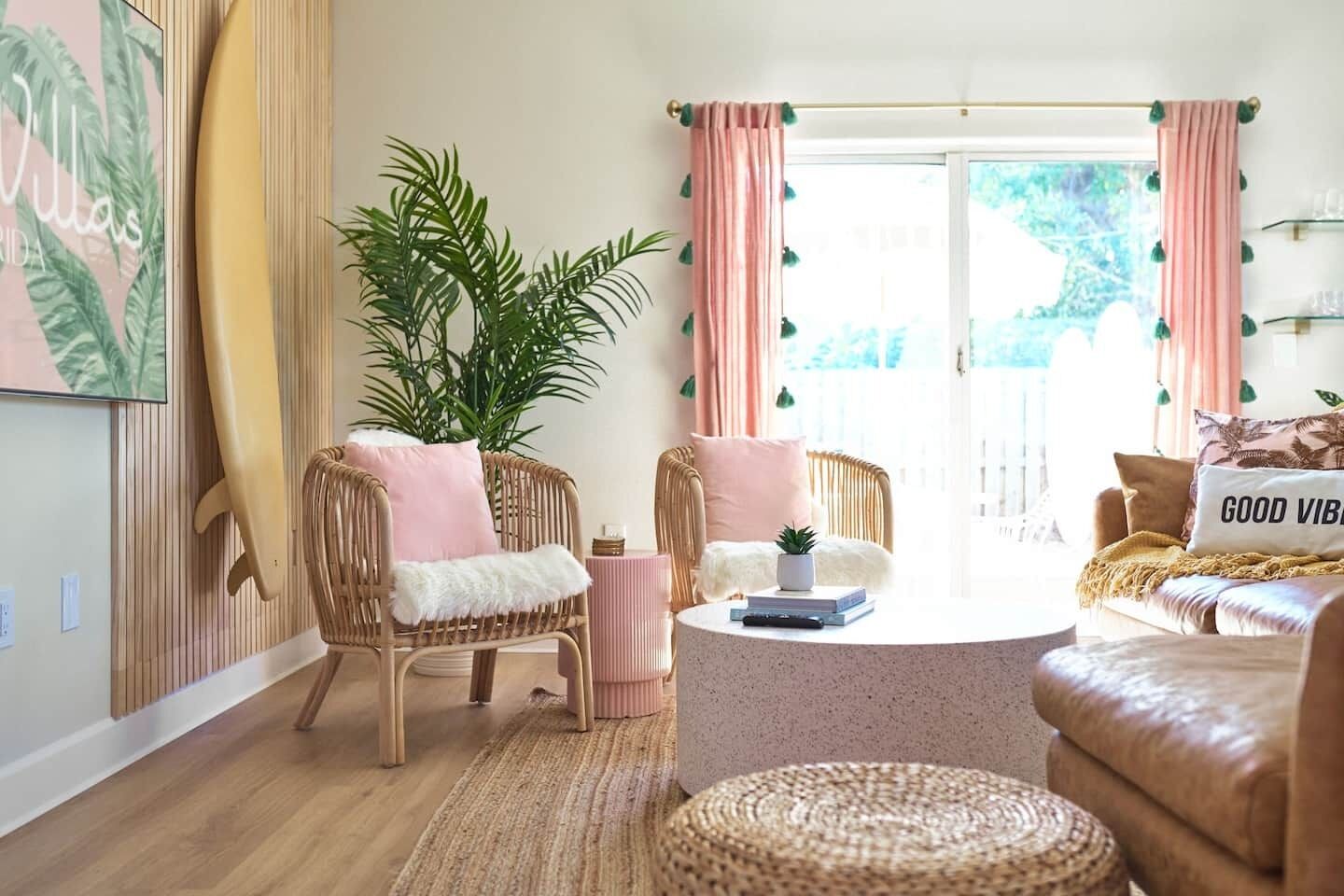 Una Smart TV, videojuegos, una oficina, una pantalla de ordenador