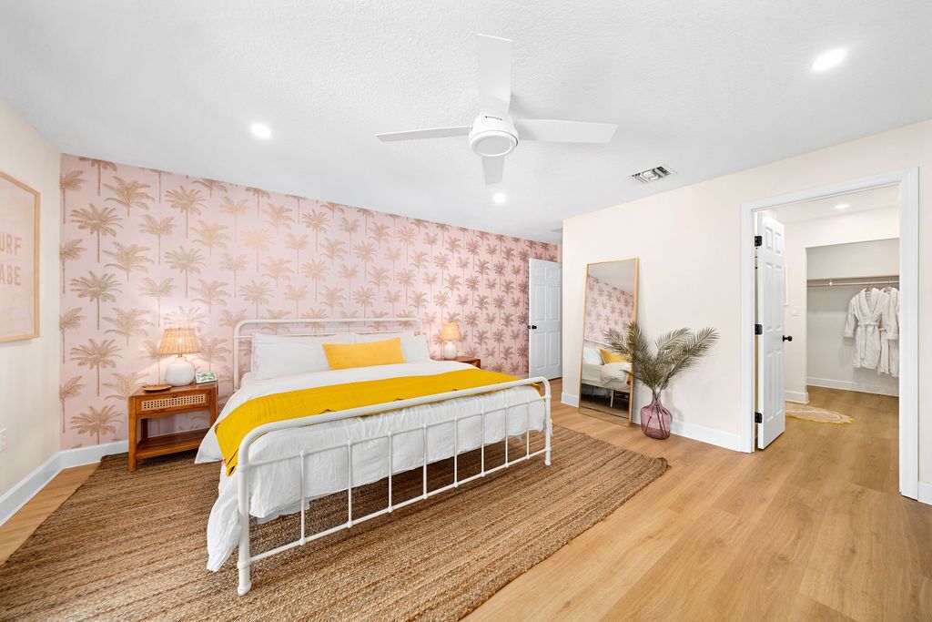 Luxury Villa, 2.5 Blocks from the Beach with Hot Tub, Fire Pit and Outdoor Oasis