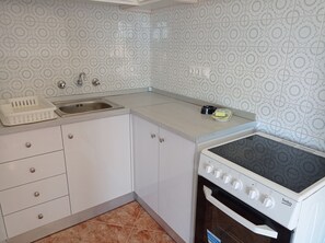 Een koelkast, een magnetron, een oven, een koffiezetapparaat/waterkoker