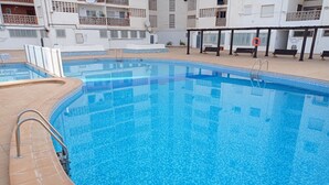 Una gran piscina cubierta con paredes de azulejos y borde curvo.