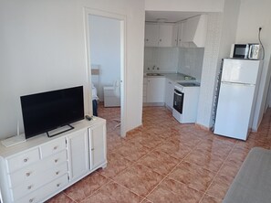 ثلاجة، ميكروويف، فرن، ماكينة لصنع القهوة/الشاي