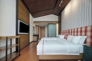 A modern hotel room with a large bed, a TV, a wooden desk, and a wardrobe. - Lanting Wanpan Hotel (Changsha)
