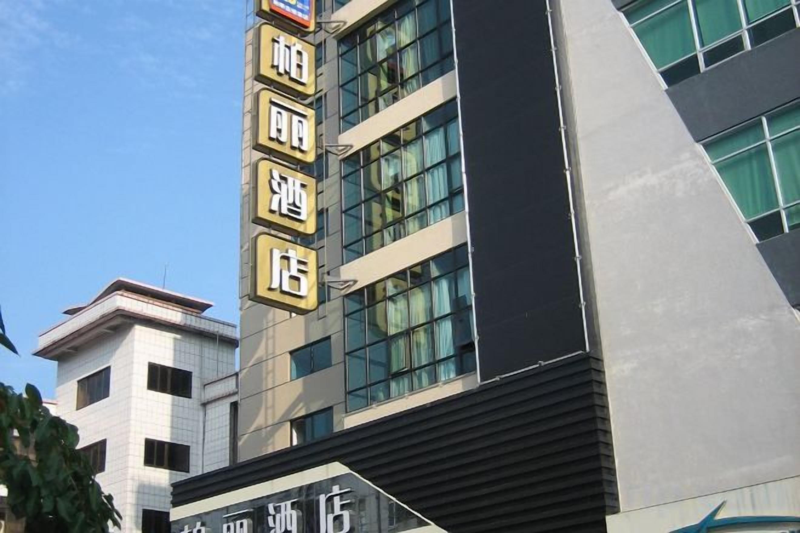 Un edificio de hotel con un cartel que indica una piscina.