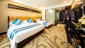 A hotel room with two beds, a TV, a desk, and a bathroom visible through a glass door. - Park Lane Yiju Hotel (Jiangmen Taishan Pedestrian Street Pinghu Road) (Taishan)