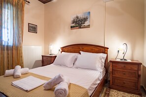 3 bedrooms, desk, iron/ironing board, free WiFi - Konstas Stone Island House (Meganisi)