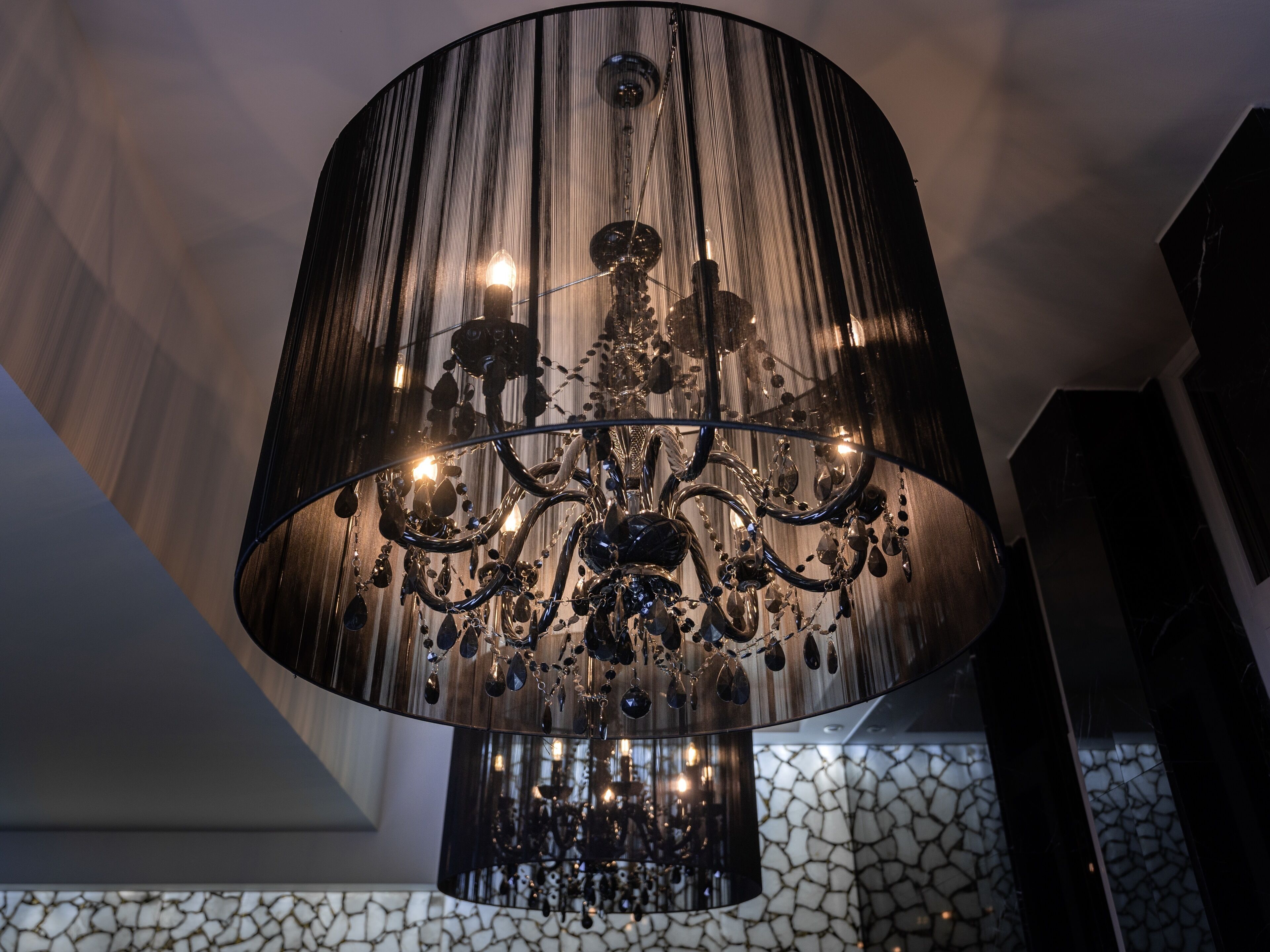 Un lustre doté de plusieurs lampes et orné de décorations en cristal.