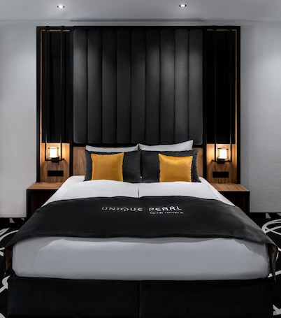 Bộ đồ giường kháng dị ứng, chăn bông, két bảo mật tại phòng, bàn