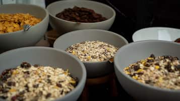 Mehrere Schüsseln mit Müsli auf einem Tisch.