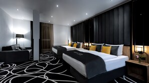 Family Room | Hypo-allergenic bedding, down comforters, in-room safe, desk - Hotel Unique Pearl (Dortmund)