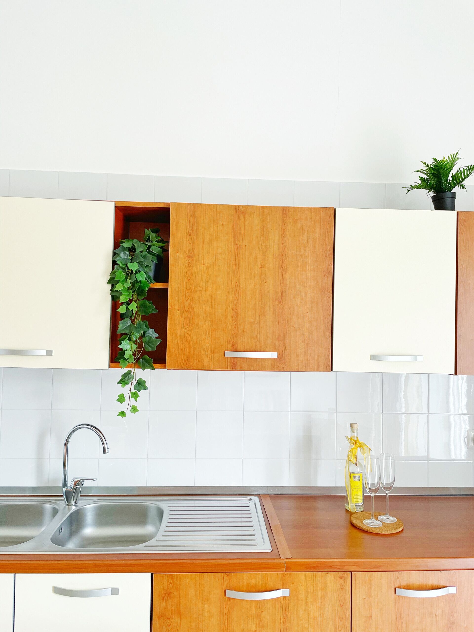 Kühlschrank, Ofen, Wasserkocher mit Kaffee-/Teezubehör