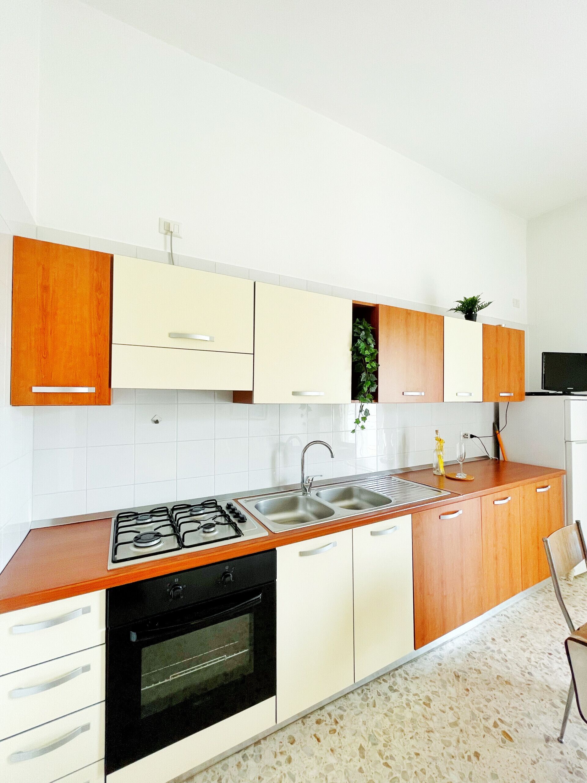 Kühlschrank, Ofen, Wasserkocher mit Kaffee-/Teezubehör