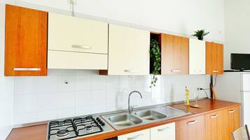 Fridge, oven, coffee/tea maker, cookware/dishes/utensils