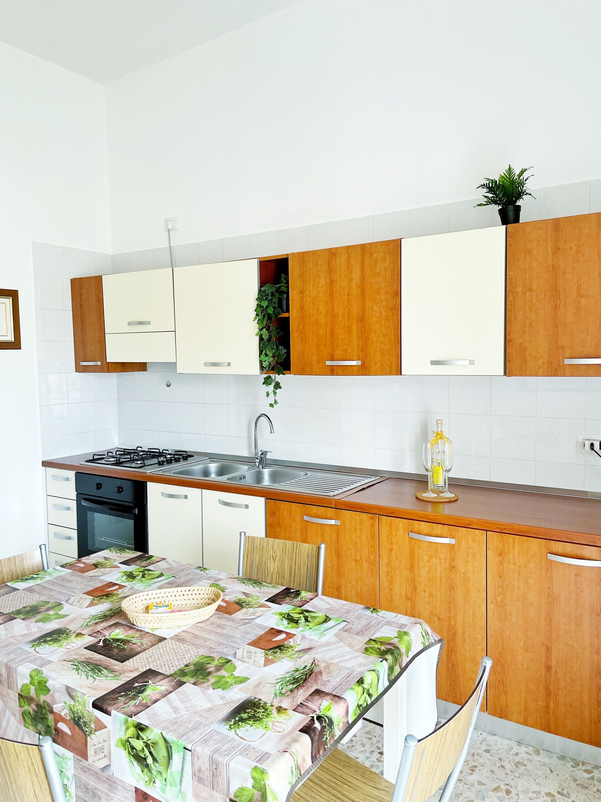 Kühlschrank, Ofen, Wasserkocher mit Kaffee-/Teezubehör